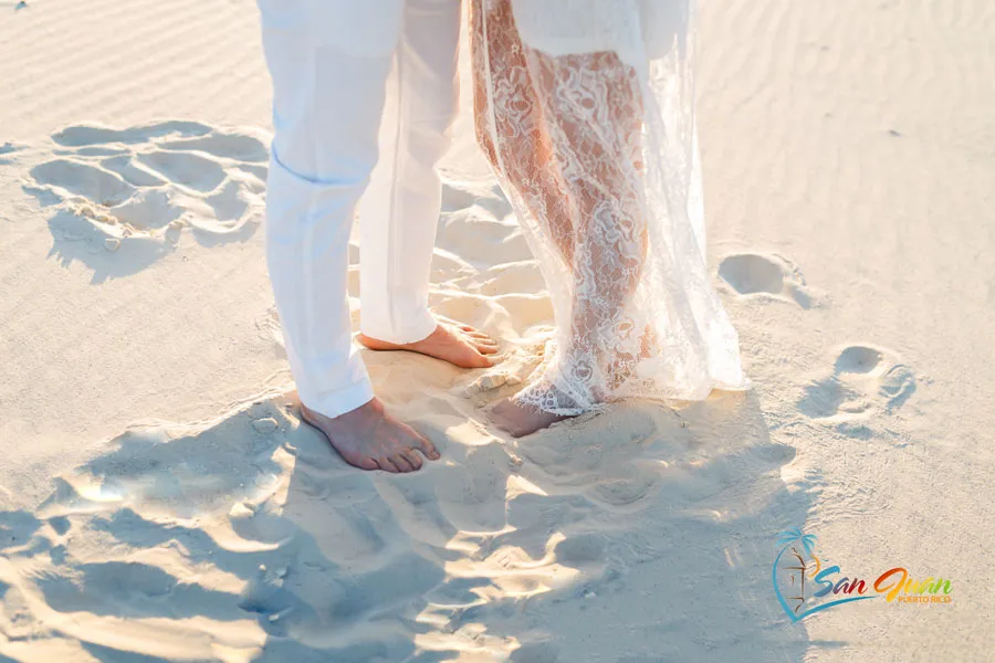 /img/8509-couple-walking-street.webp