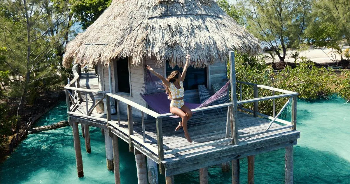 /img/8522-couple-snorkeling-belize.webp