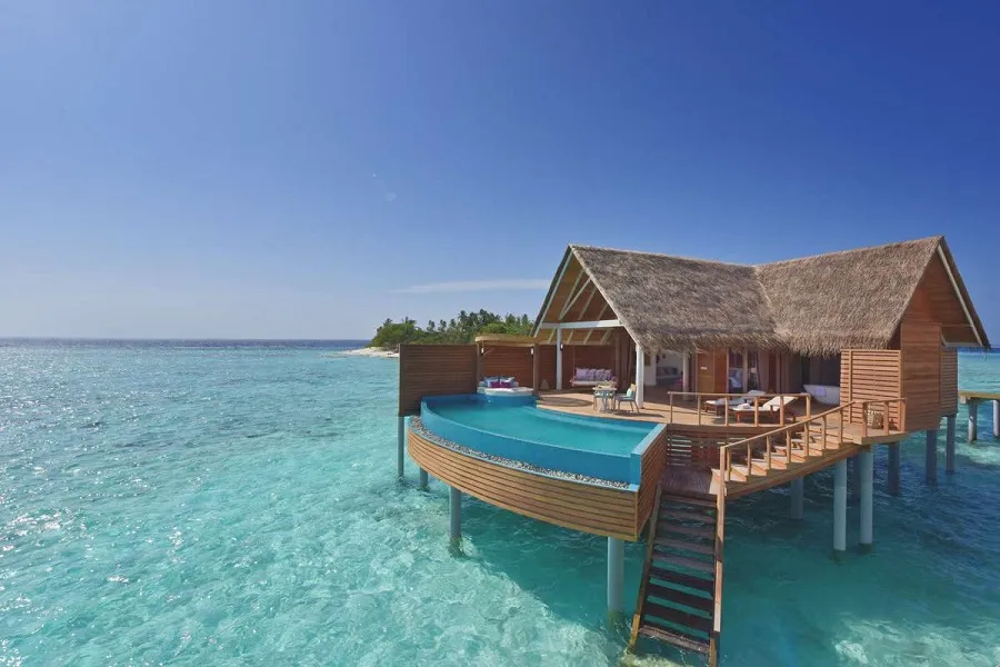 /img/8527-couple-planning-honeymoon.webp