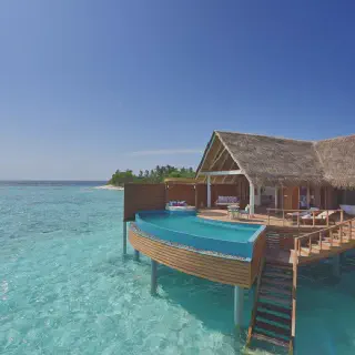 /img/8527-couple-planning-honeymoon.webp