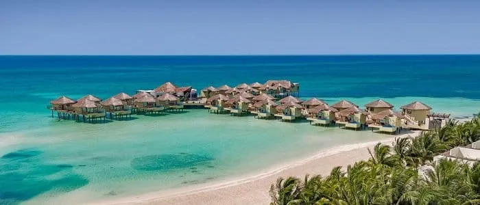 /img/8536-honeymoon-couple-mexico.webp