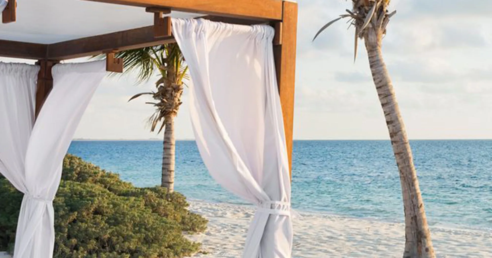 /img/8567-couple-on-beach.webp