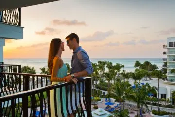 /img/8572-aruba-honeymoon-couple.webp