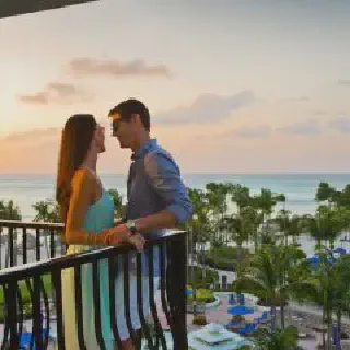 /img/8572-aruba-honeymoon-couple.webp