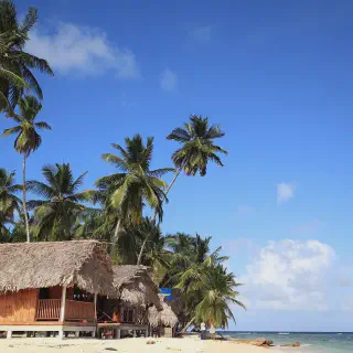 /img/8577-central-america-couple-relaxing.webp