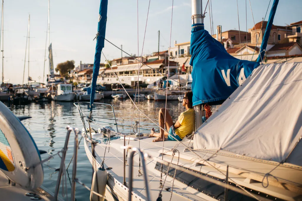 /img/8584-greece-sailing-couple.webp