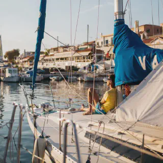 /img/8584-greece-sailing-couple.webp