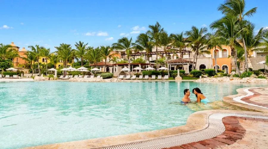/img/8588-cap-cana-couple.webp