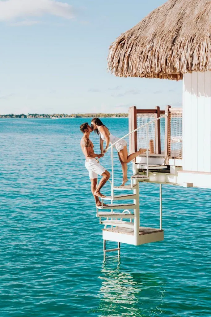 /img/8601-bora-bora-couple-beach.webp