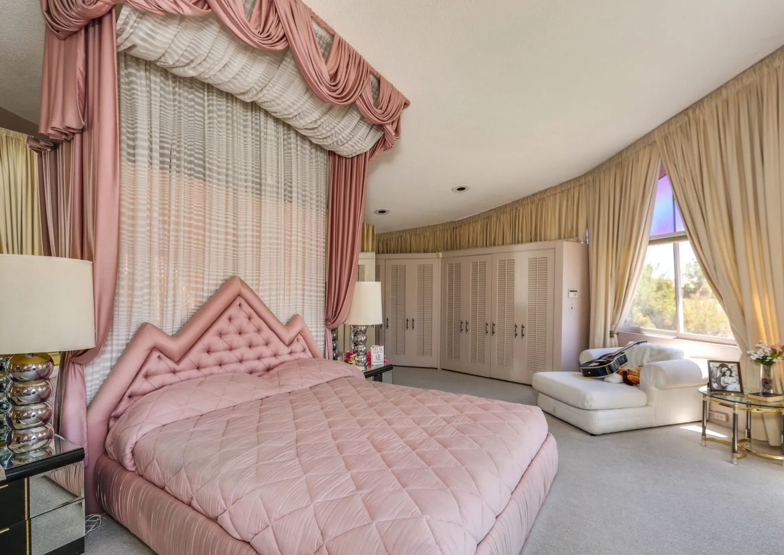 8618 elvis honeymoon hideaway interior