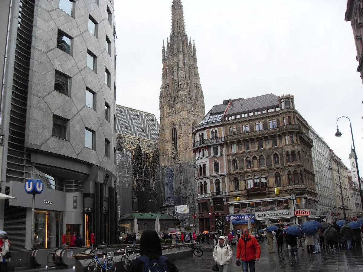/img/8631-vienna-honeymoon-souvenir-shop.webp