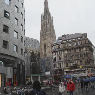 /img/8631-vienna-honeymoon-souvenir-shop.webp