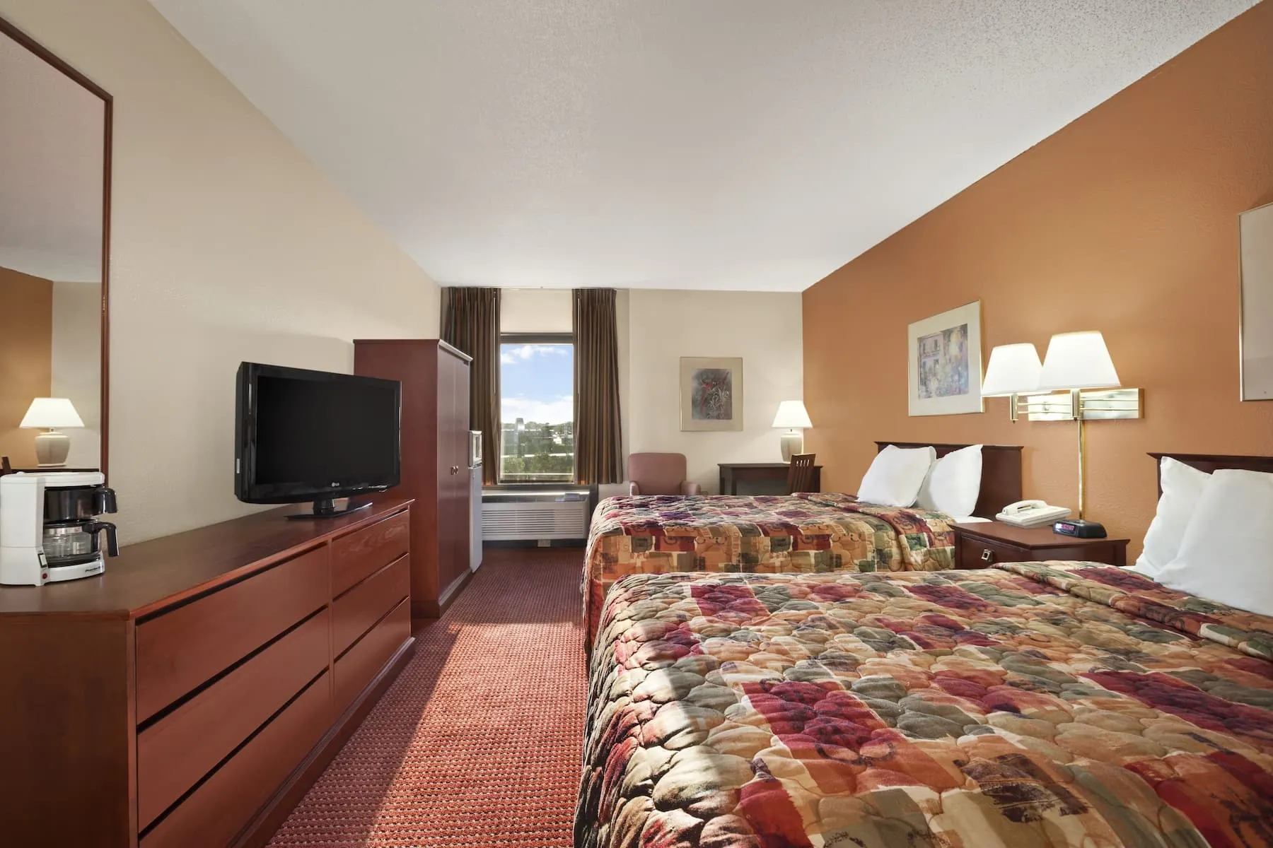 8639 luxury suite amenities