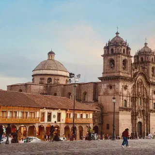 /img/8641-luxury-hotel.webp