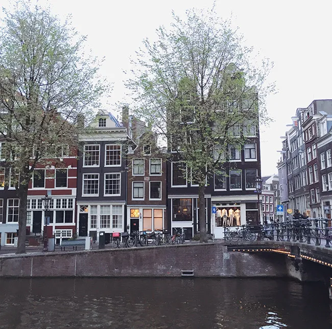 /img/8653-amsterdam-street-food-couple.webp
