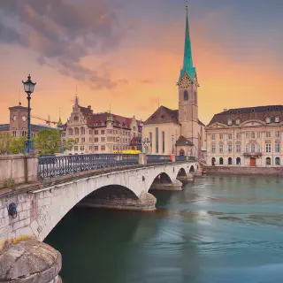 /img/8707-bern-honeymoon.webp