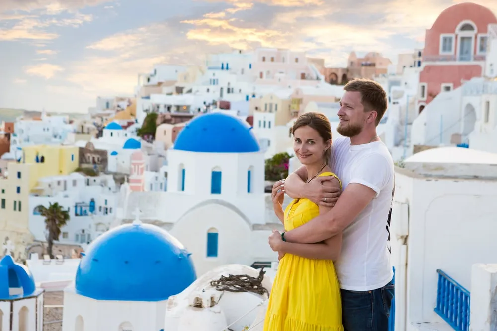 /img/8753-santorini-couple.webp