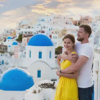 /img/8753-santorini-couple.webp