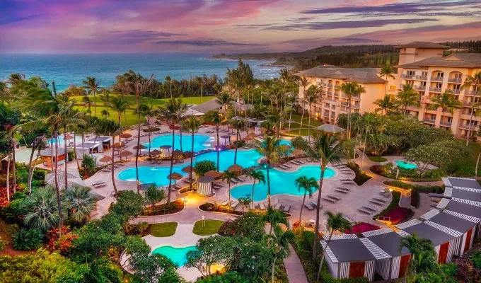 /img/8772-hawaii-resort-pool.webp