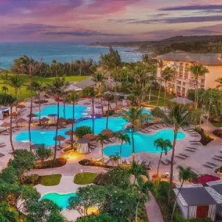 /img/8772-hawaii-resort-pool.webp