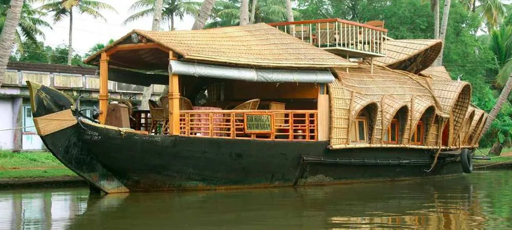 /img/8790-kerala-couple-packing.webp