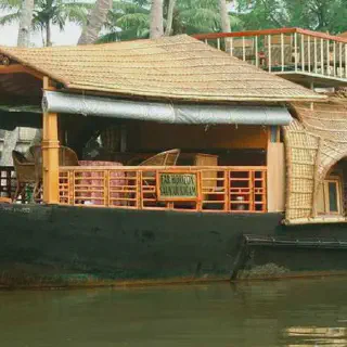 /img/8790-kerala-couple-packing.webp