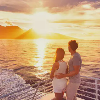 /img/8799-affordable-hawaiian-honeymoon-couple.webp