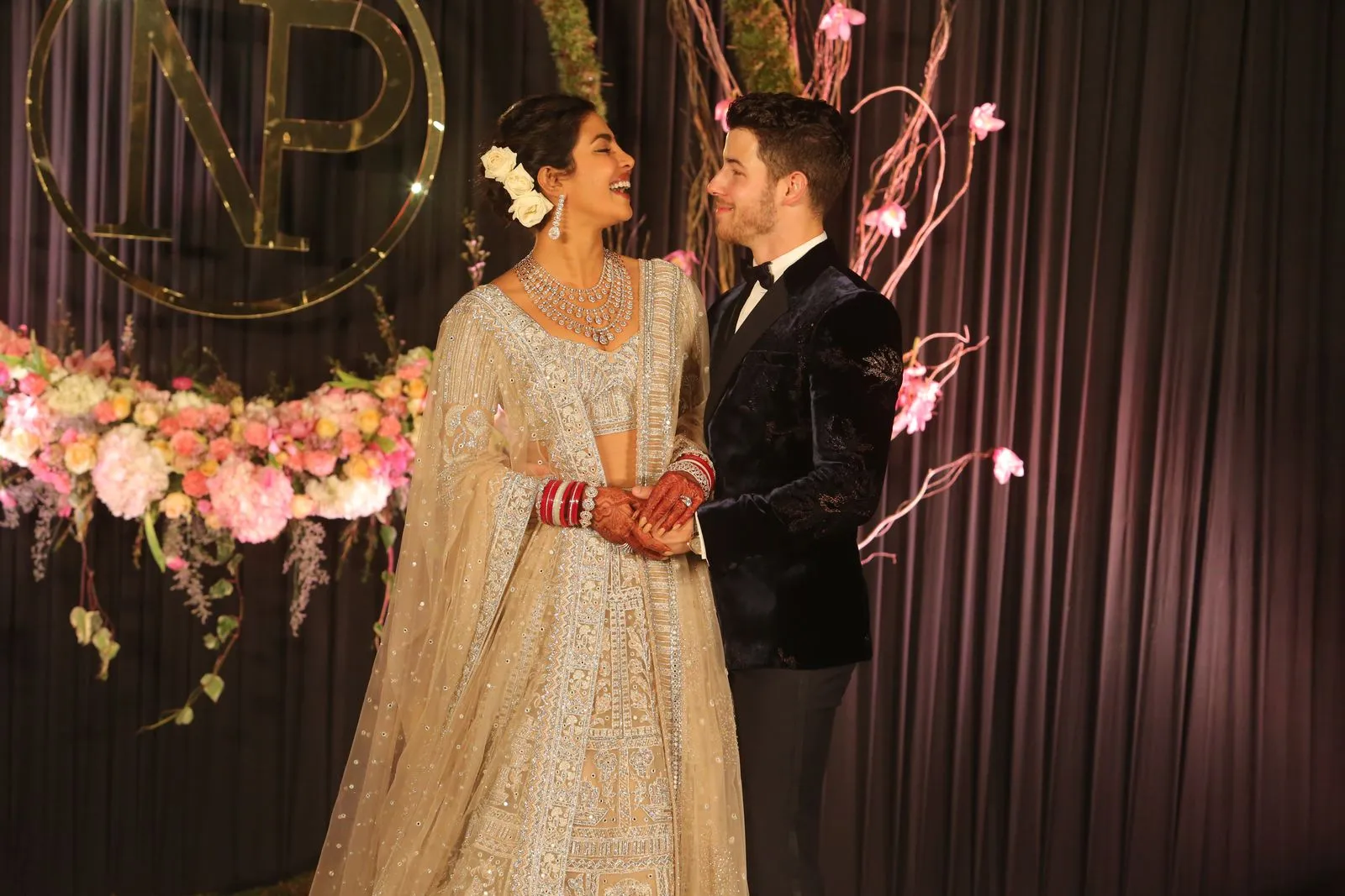 8800 priyanka nick honeymoon3