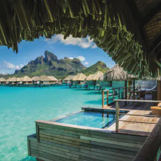 /img/8839-couple-traveling-together.webp