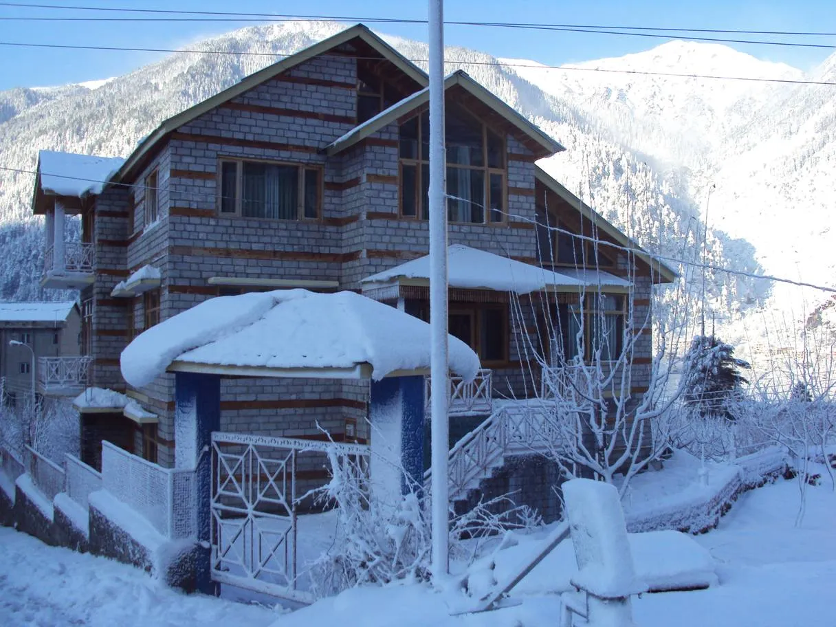 8866 manali honeymoon couple