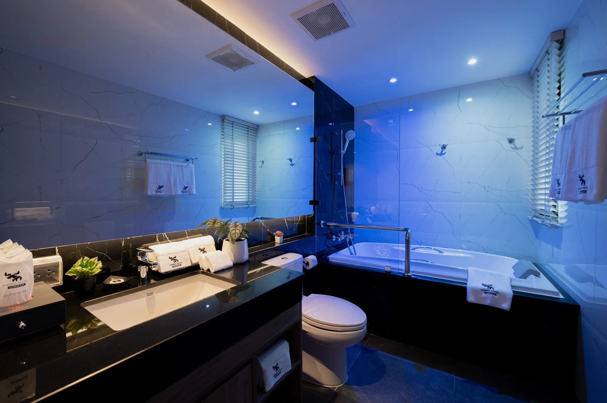 /img/8898-honeymoon-suite-destination-5.webp