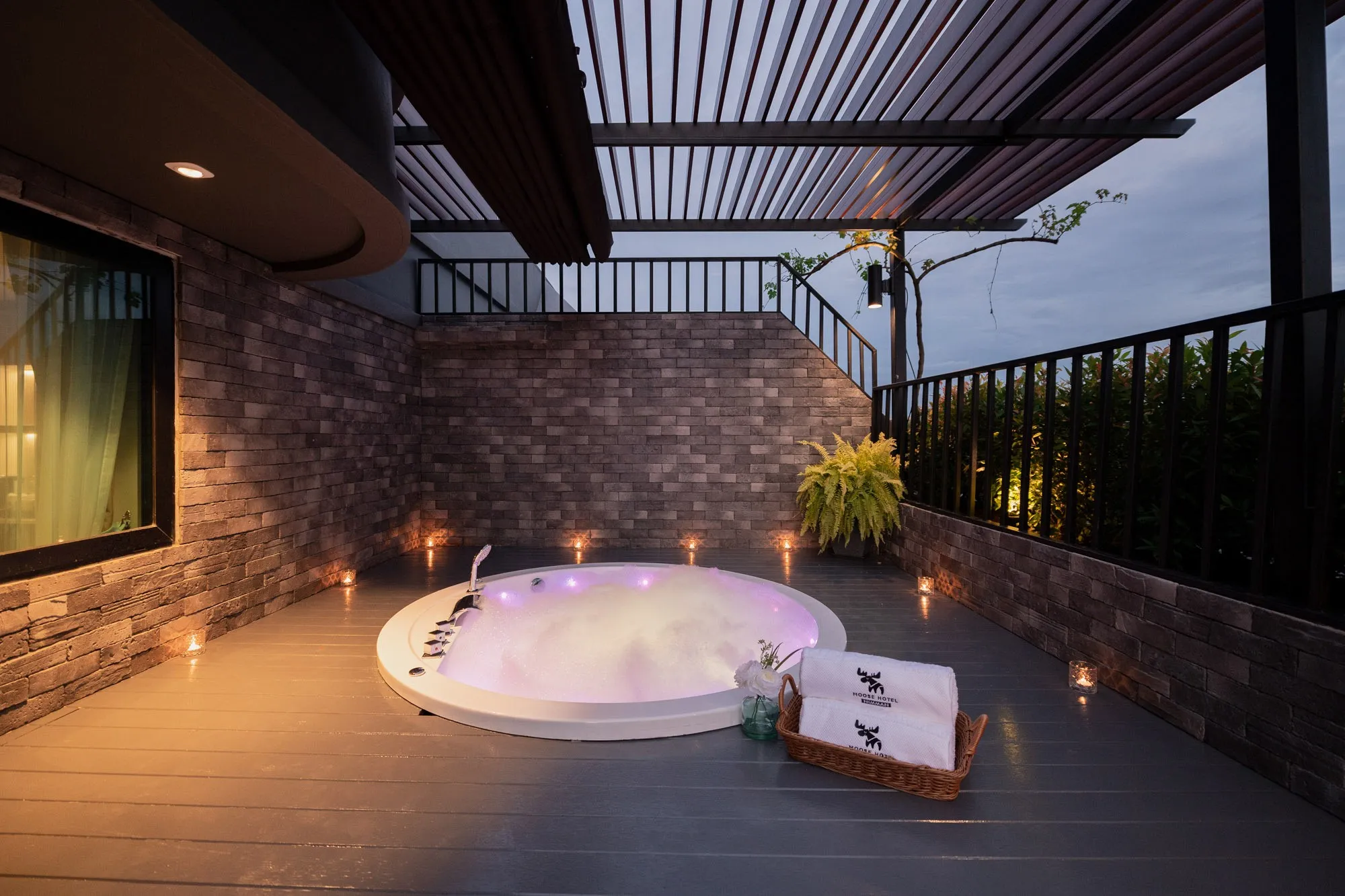 8898 romantic jacuzzi couple